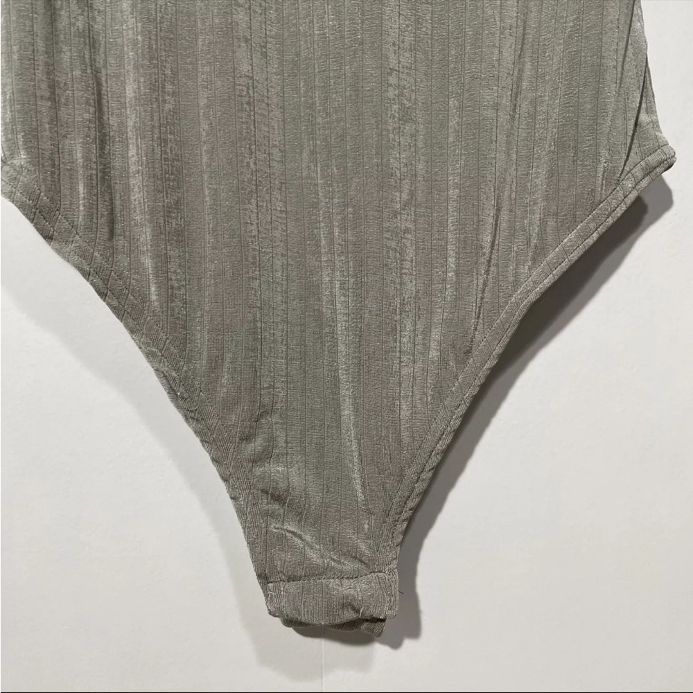 Showpo Bodysuit‎ Womens 10 Stretchy Textured Gray Mock neck Sleeveless - Picture 3 of 9